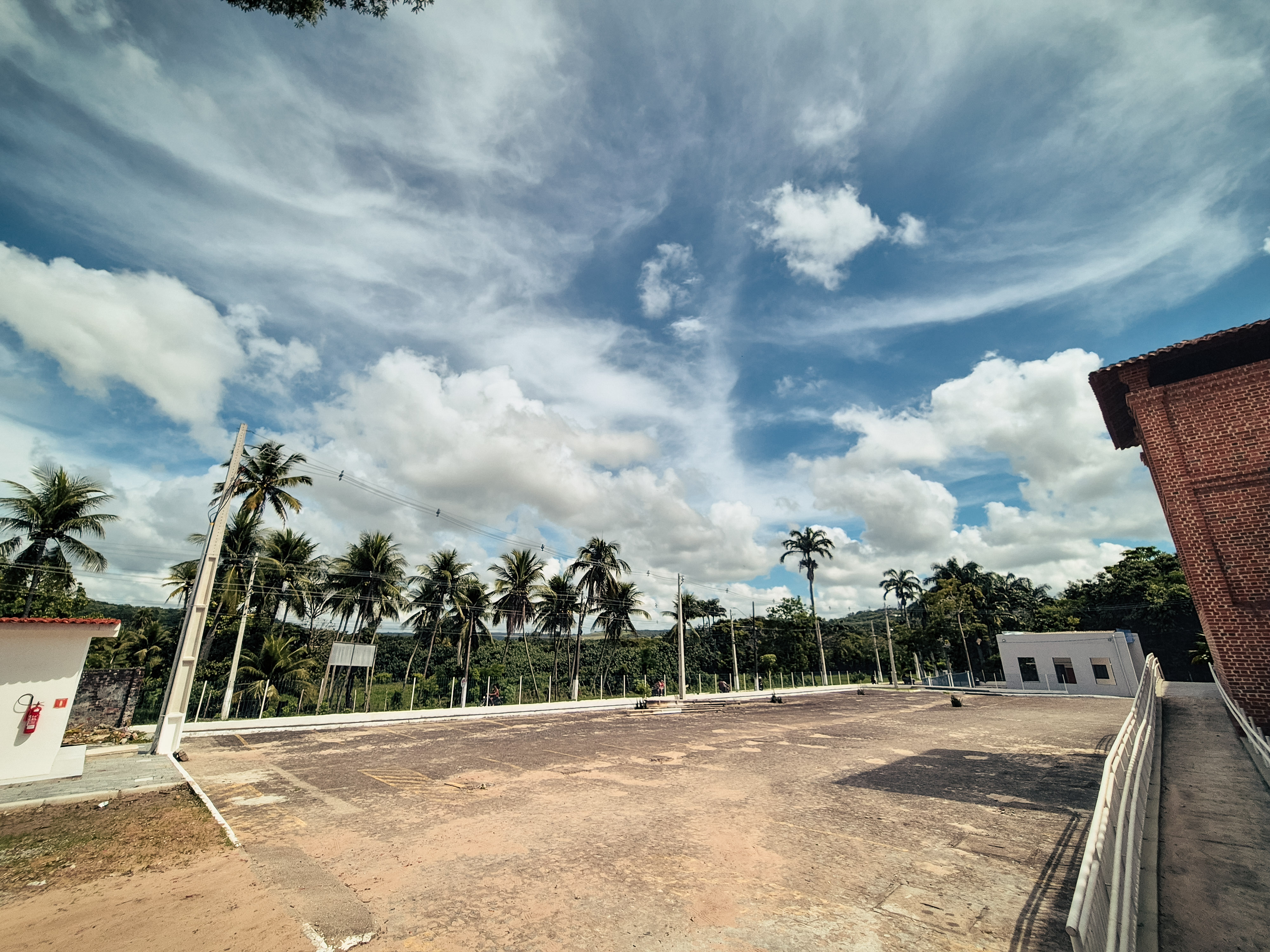 Vista ampla do campus da UFPB em Rio Tinto com lente ultrawide