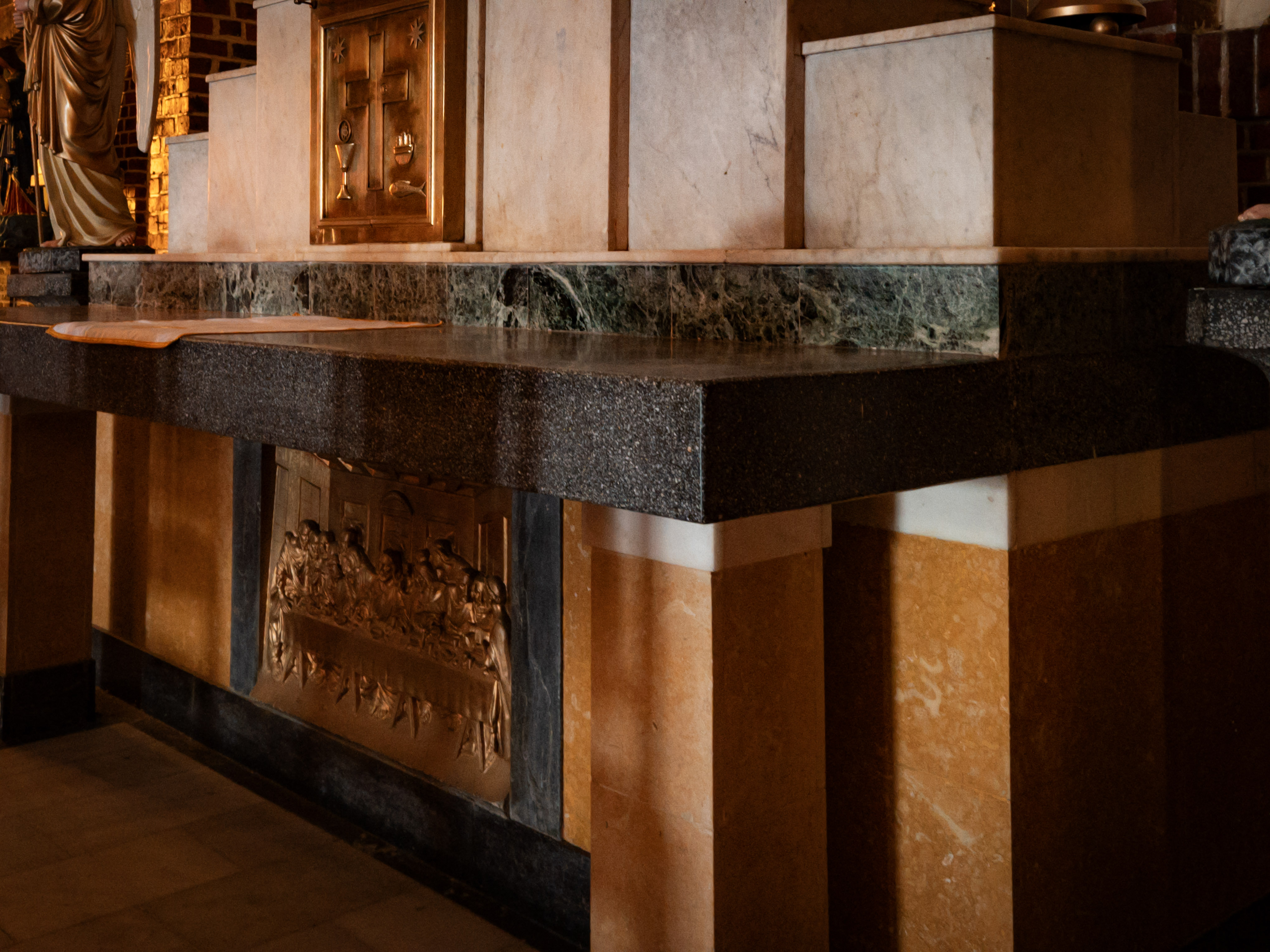 Marble altar table with a bronze Last Supper relief